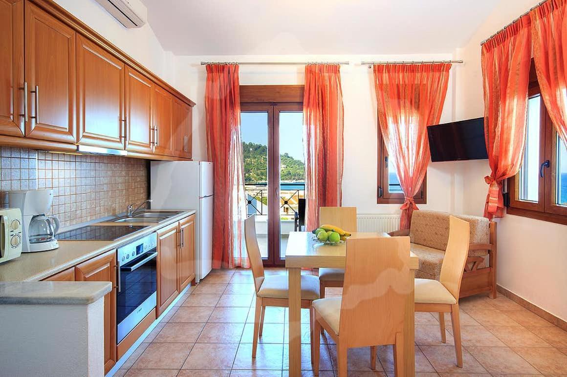 Loretta Maisonettes And Studios Chrisi Ammoudia Exterior foto